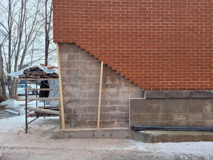 Pose de briques et de pierres collées pour des projets de construction.