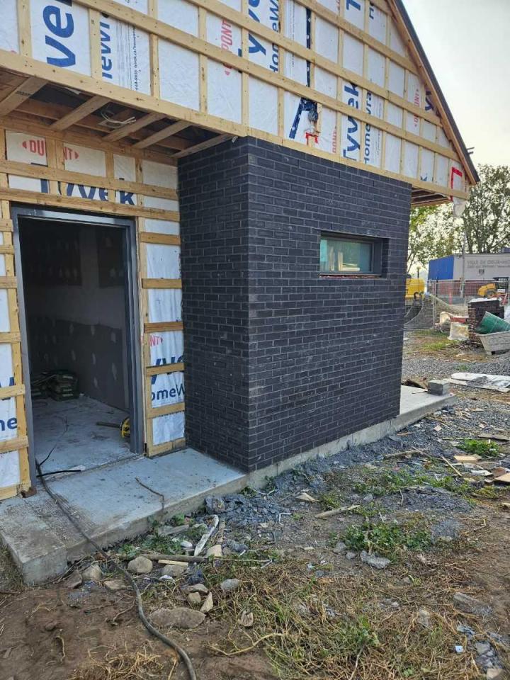 Construction en brique et pierres collées Québec